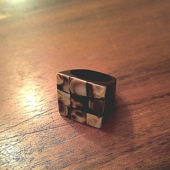 Brown Tortoiseshell Patterned Ring. Great Condition. Size 7 1/2 - Picture 3 of 5